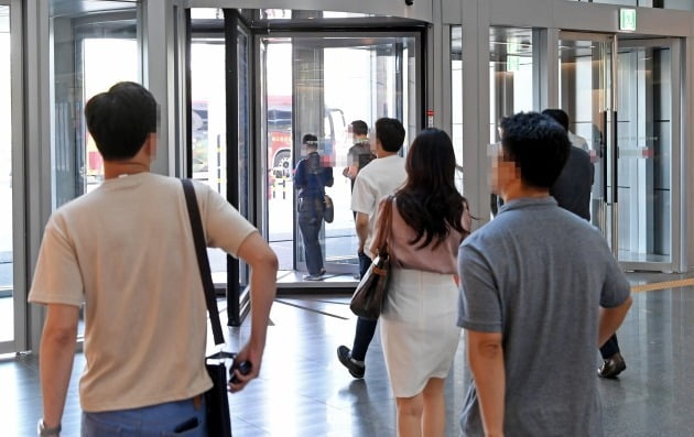 서울 소재 한 기업의 직원들이 퇴근하고 있다. 사진=한국경제신문