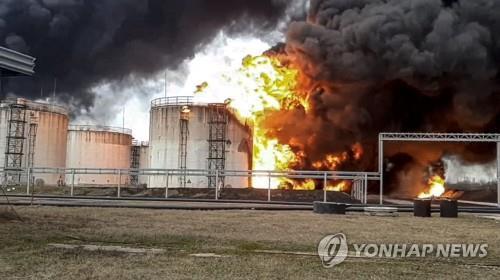 [우크라 침공] 유류고 공격받은 러시아, 우크라 정유시설에 보복 공격