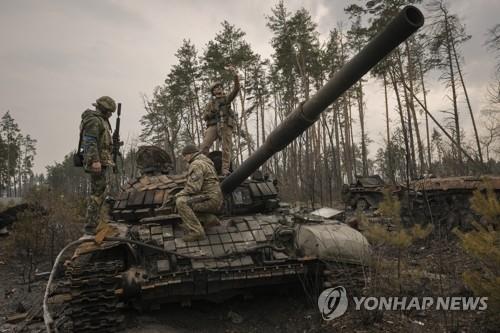 [우크라 침공] "러시아군 북부전선서 국경으로 밀려나…동부서는 격전 예상"