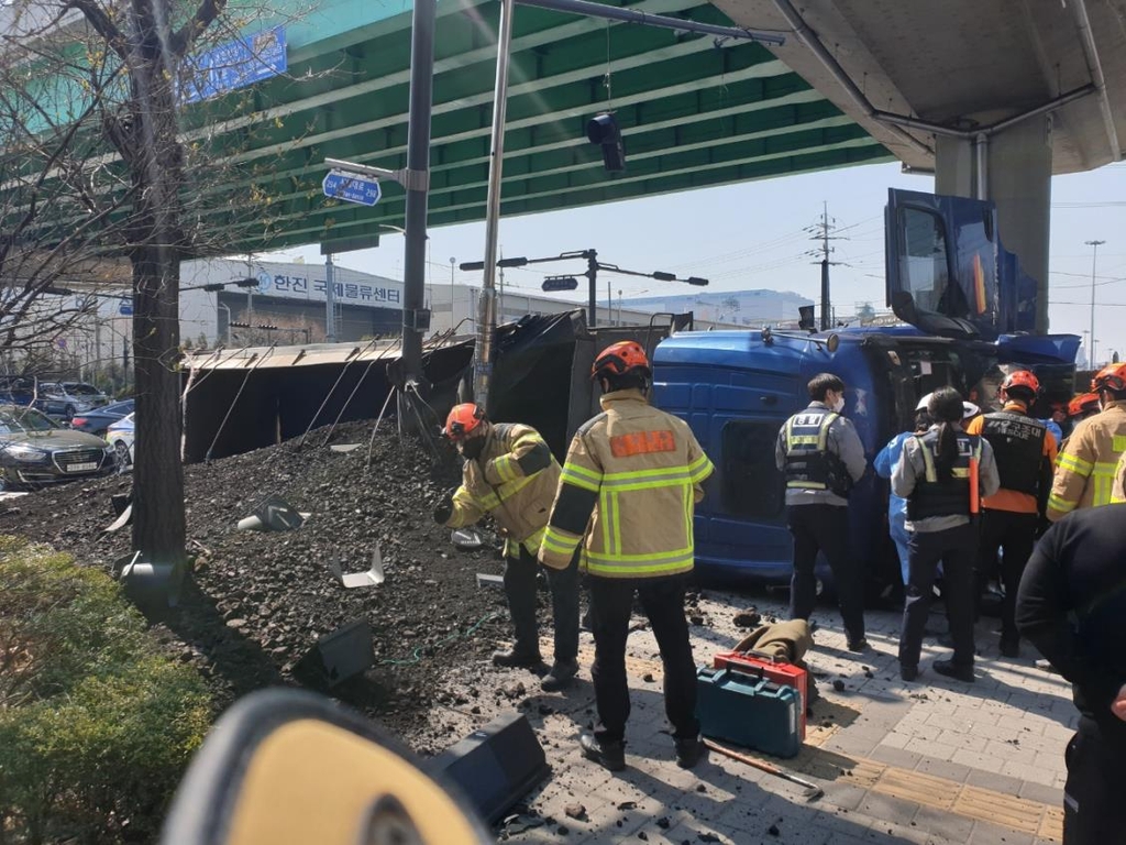 인천서 좌회전하던 대형화물차 전도…인도에 흙 쏟아져