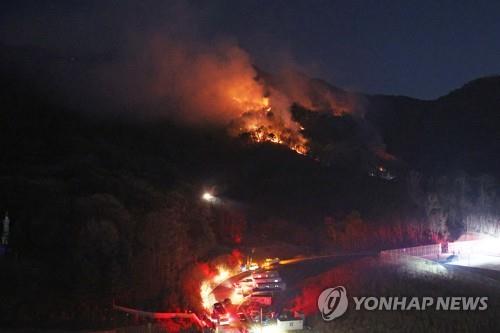 경기 하남 위례신도시 청량산 불…1천500평 태우고 확산(종합)