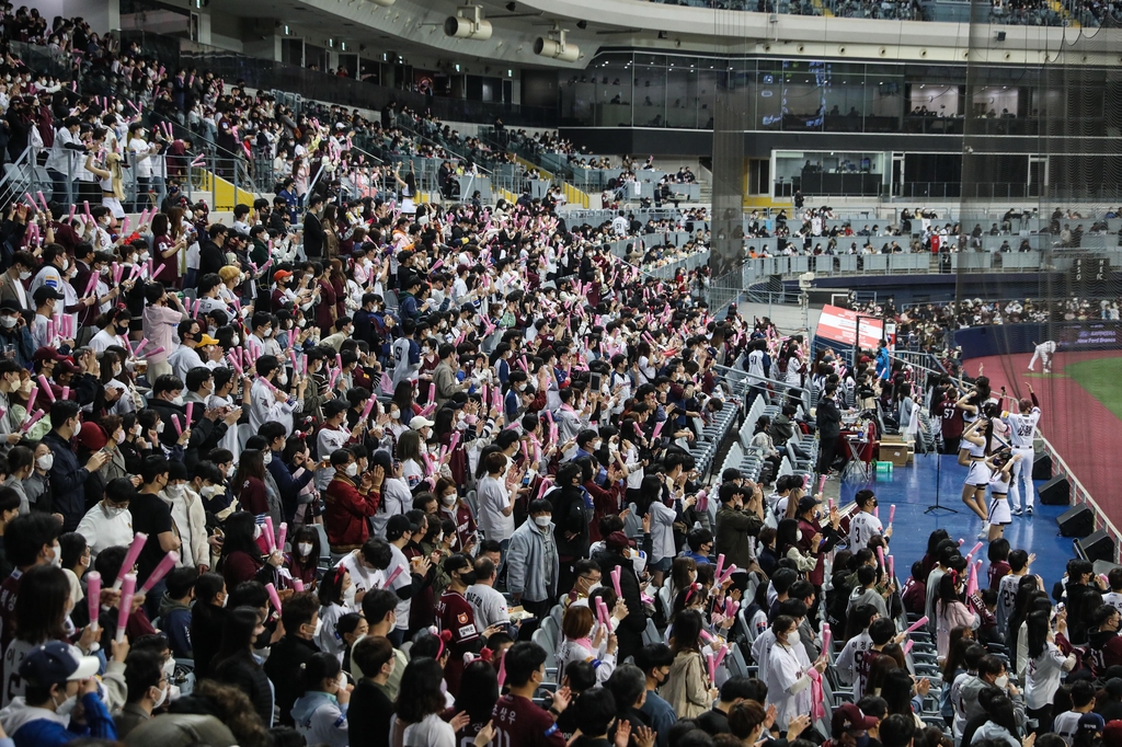 "오늘부터 치맥 안됩니다"…고척돔에 일상 회복은 아직 먼 얘기