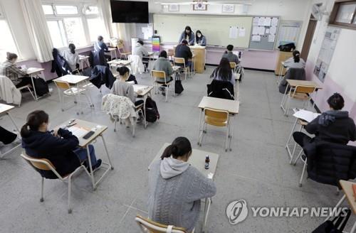 "공무원시험 보려 왕복 6시간 운전" 확진 수험생들 불만