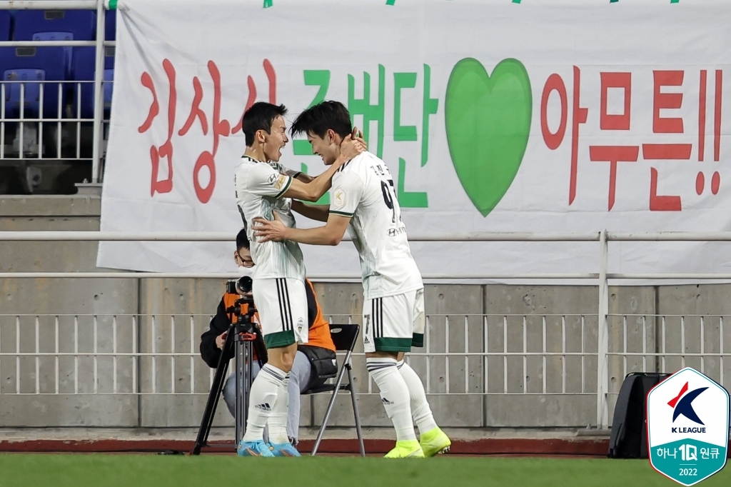 '김진규 이적 첫 골' 전북, 수원 꺾고 시즌 첫 연승