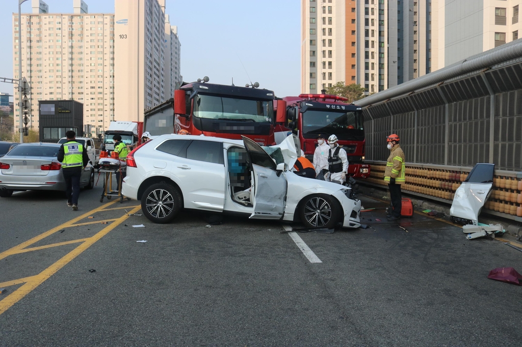 부산서 SUV 중앙선 넘어 덤프트럭과 '쾅'…운전자 숨져(종합)