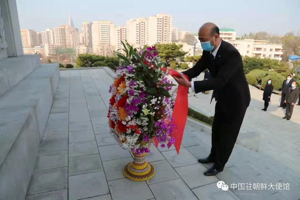 주북 중국대사대리, 북중우의탑에 헌화…6·25 참전 전사자 추모