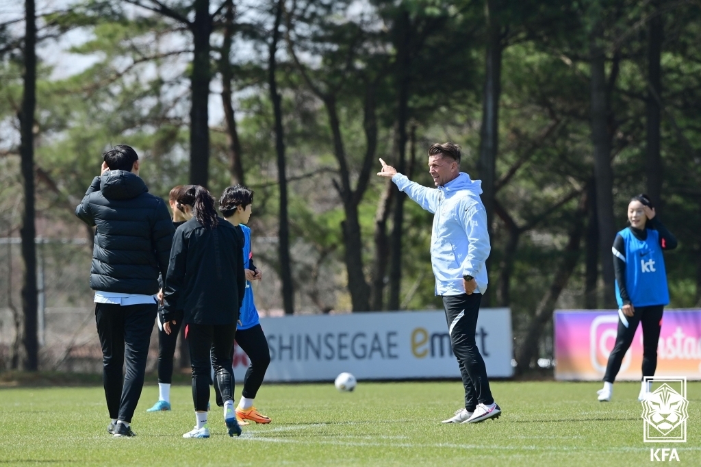 '다음은 월드컵!'…화기애애하게 손발 맞추는 여자축구 대표팀