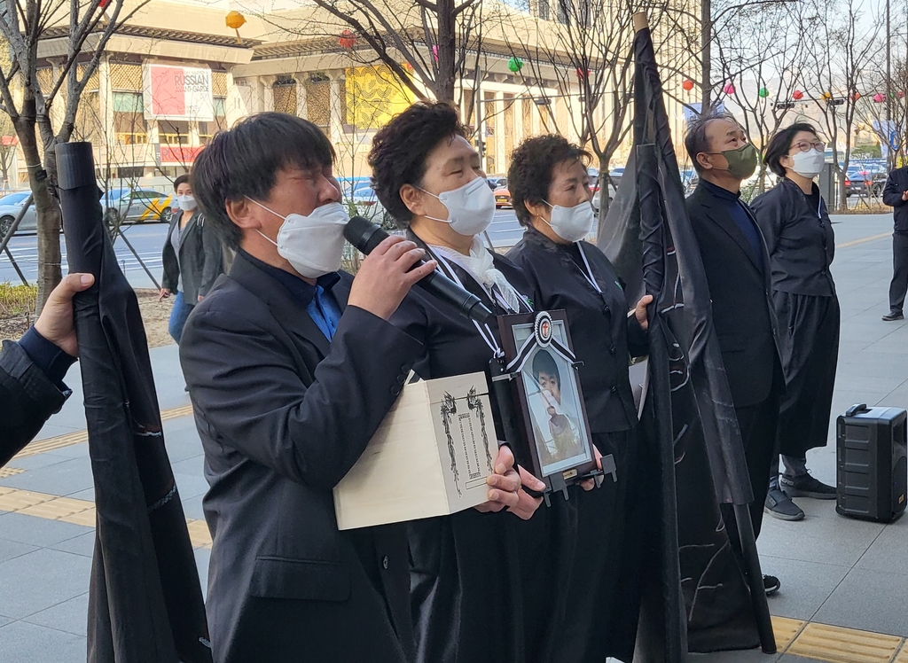 상복 입은 가습기살균제 피해자들 "피해조정, 정부가 나서야"