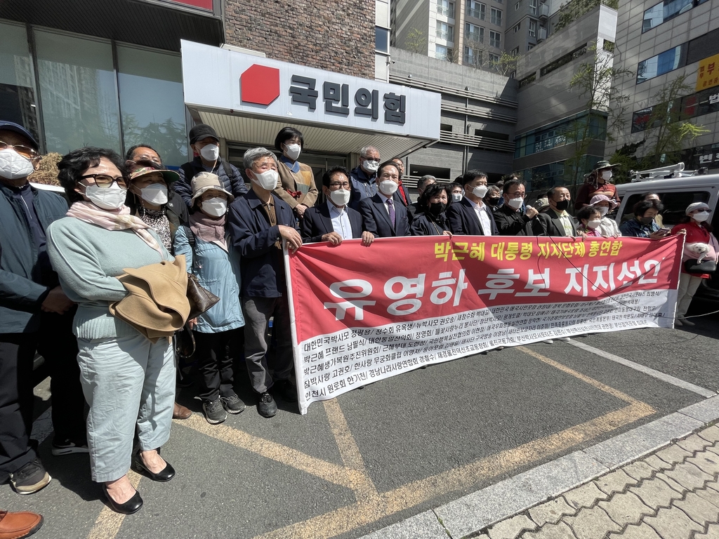 박근혜 첫 정치행보에 '사저정치 vs 명예회복' 엇갈린 반응