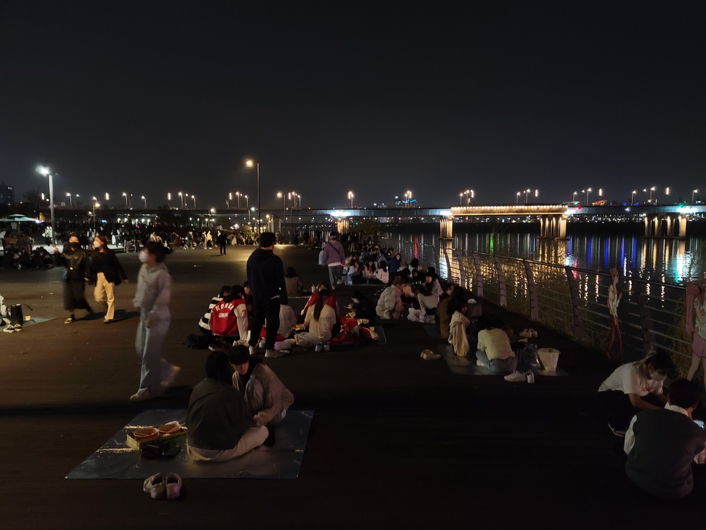 봄이다 밤이다…이태원·한강공원에는 '벚꽃 불금' 인파