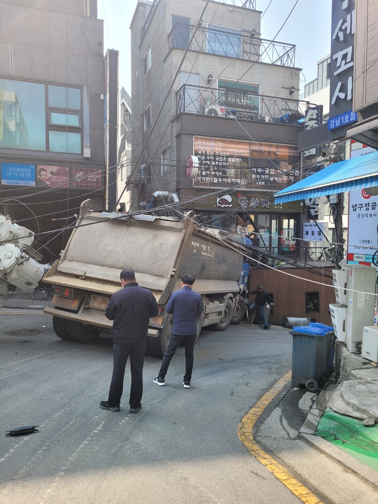 강남 골목길서 덤프트럭이 전봇대·식당 충돌…800여세대 정전