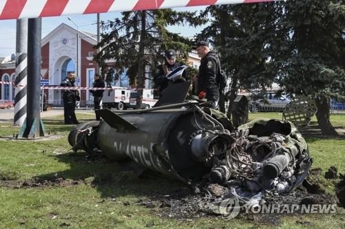 [우크라 침공] 젤렌스키 "기차역 공격 관련자 전원 책임 물을 것"