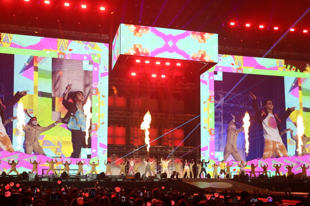 BTS가 만든 '보랏빛 기적'…라스베이거스 뒤덮은 5만 아미 함성
