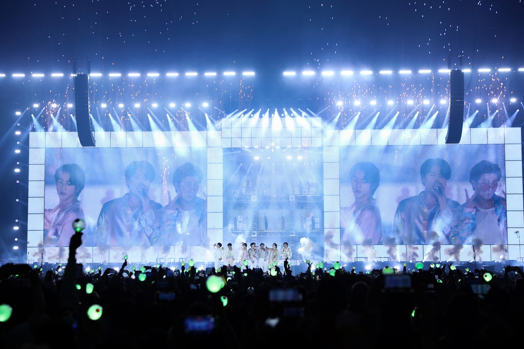 BTS가 만든 '보랏빛 기적'…라스베이거스 뒤덮은 5만 아미 함성