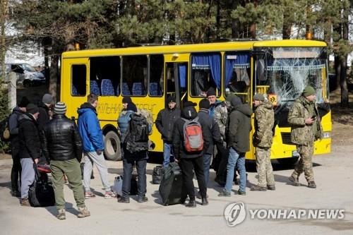 [우크라 침공] 한국인 의용군 3명과 키이우로 떠난 미국 음모론자