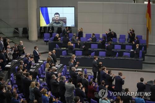 [우크라 침공] 제재 열쇠 쥔 독일, 우크라 지원 더디지만 '전진'