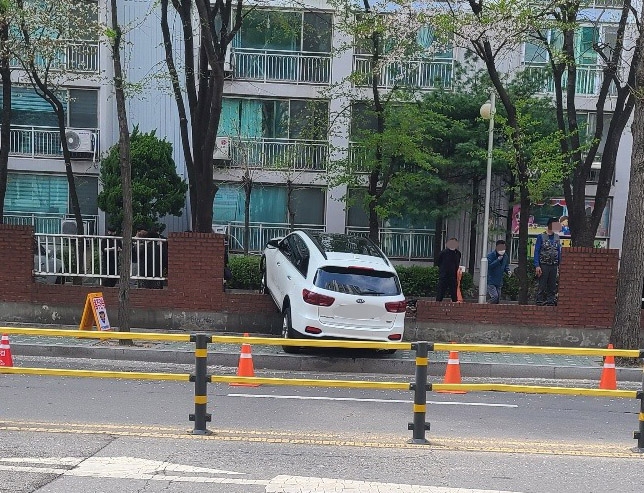 인천서 SUV 아파트단지 돌진…담벼락·차량 2대 파손