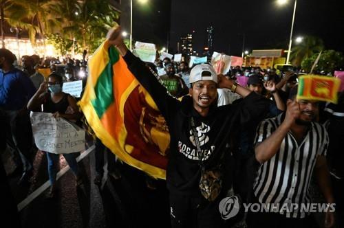 관광객 끊기자 디폴트 덮쳤다…생필품 살 돈도 없는 스리랑카