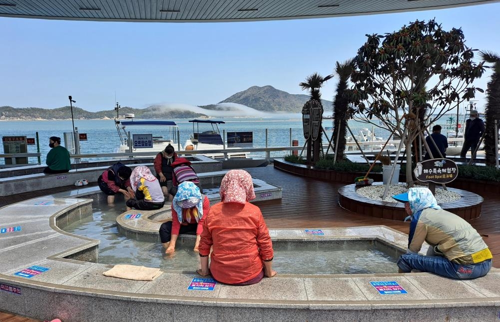 완도군, 해변공원 족욕체험장 재개장…10월까지 무료 운영