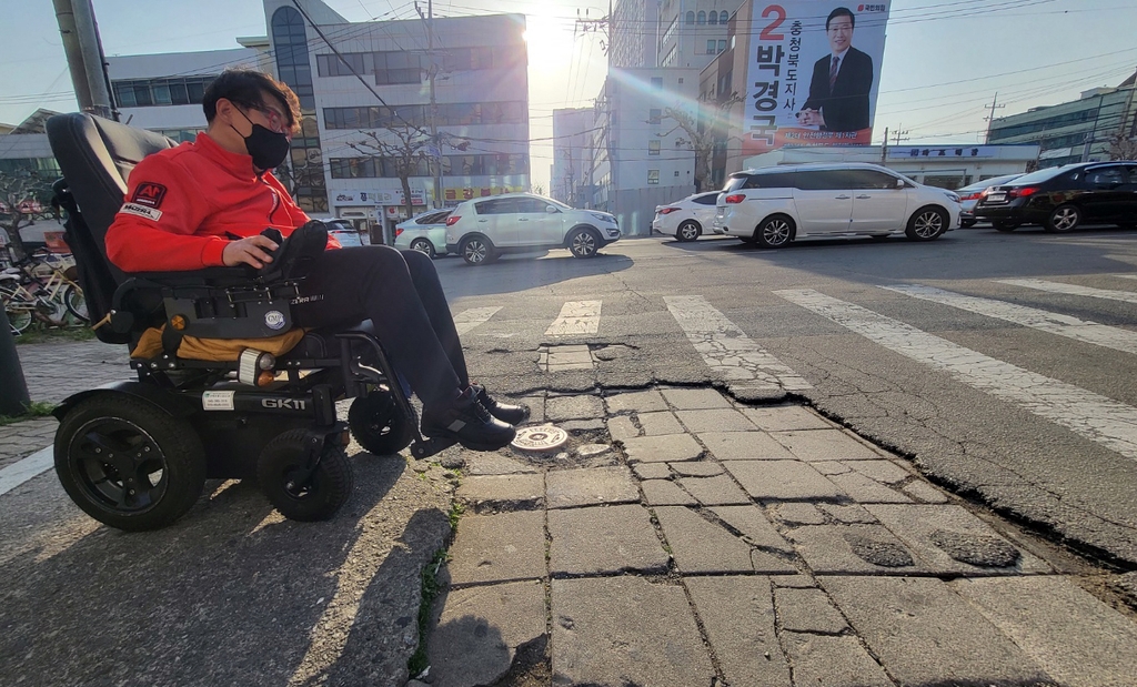 [르포] "머리 헝클어지고 안경 삐뚤어져도…" 힘겨운 장애인 외출