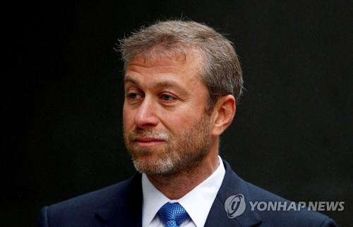 [우크라 침공] 영, 아브라모비치 측근 자산 동결…최대 16조원 규모