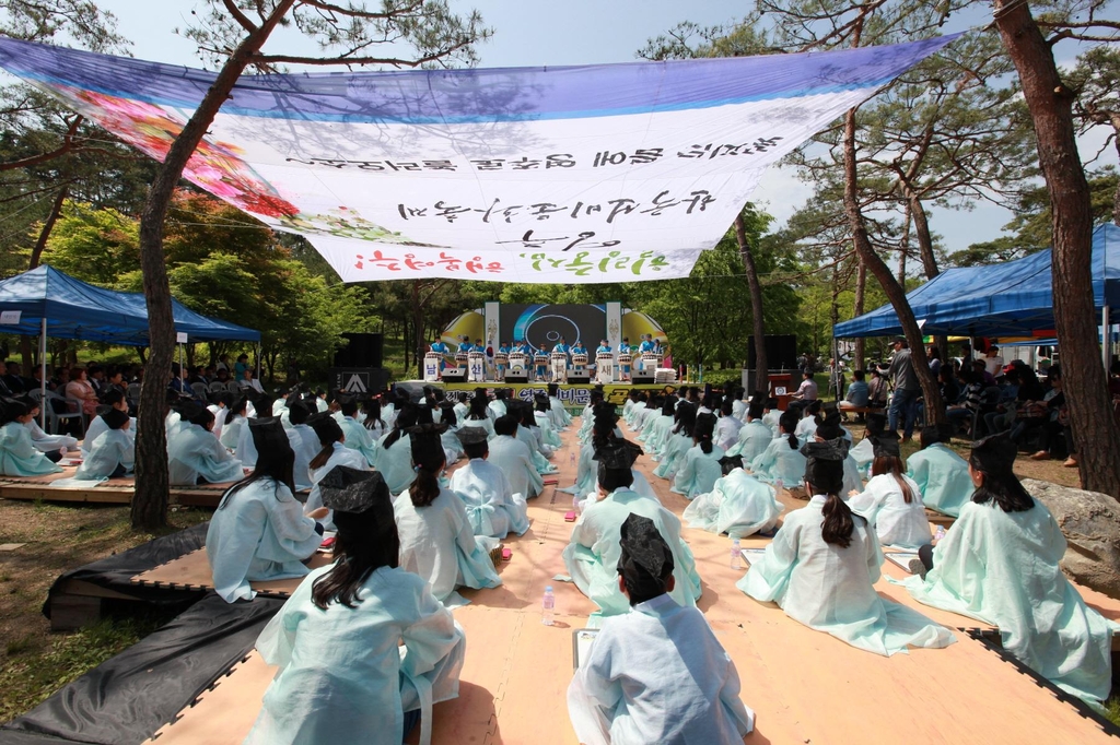 거리두기 해제에 경북 봄 축제 활짝…문경찻사발축제 서막 장식