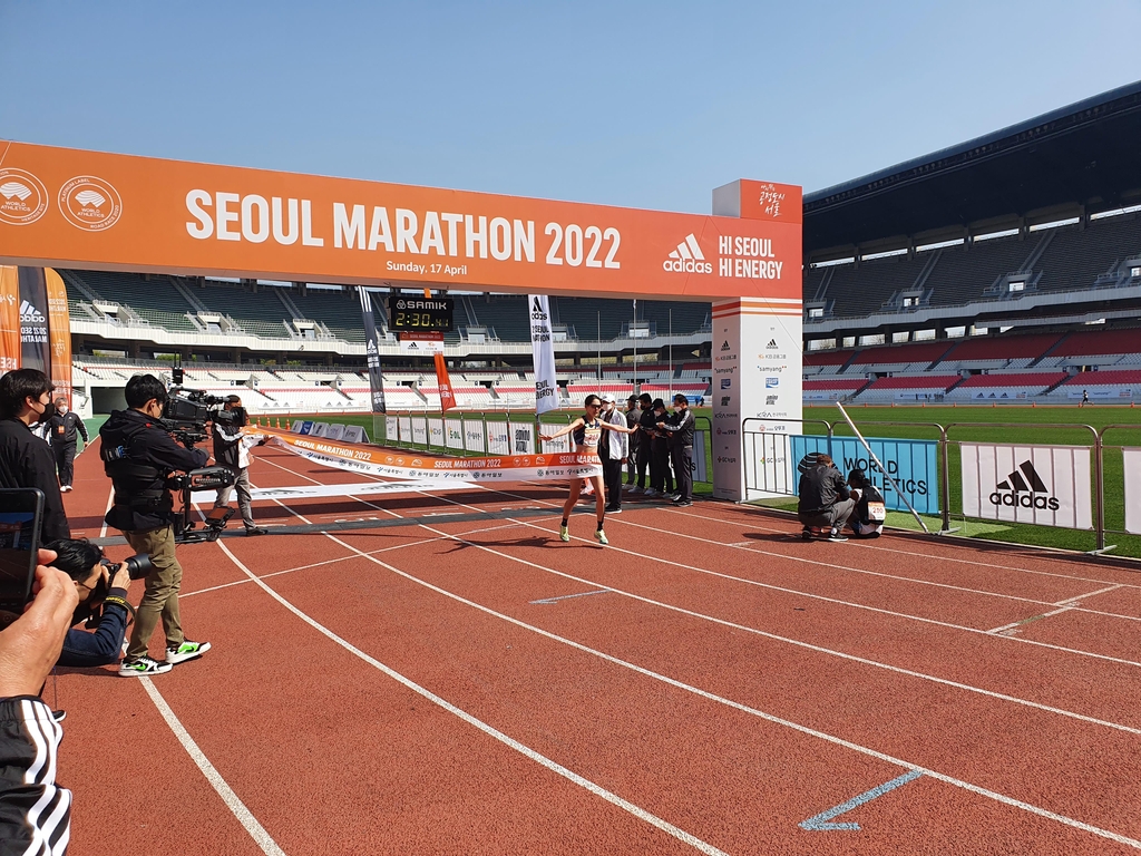 오주한, 2시간11분16초로 서울마라톤 국내 1위…항저우행 예약