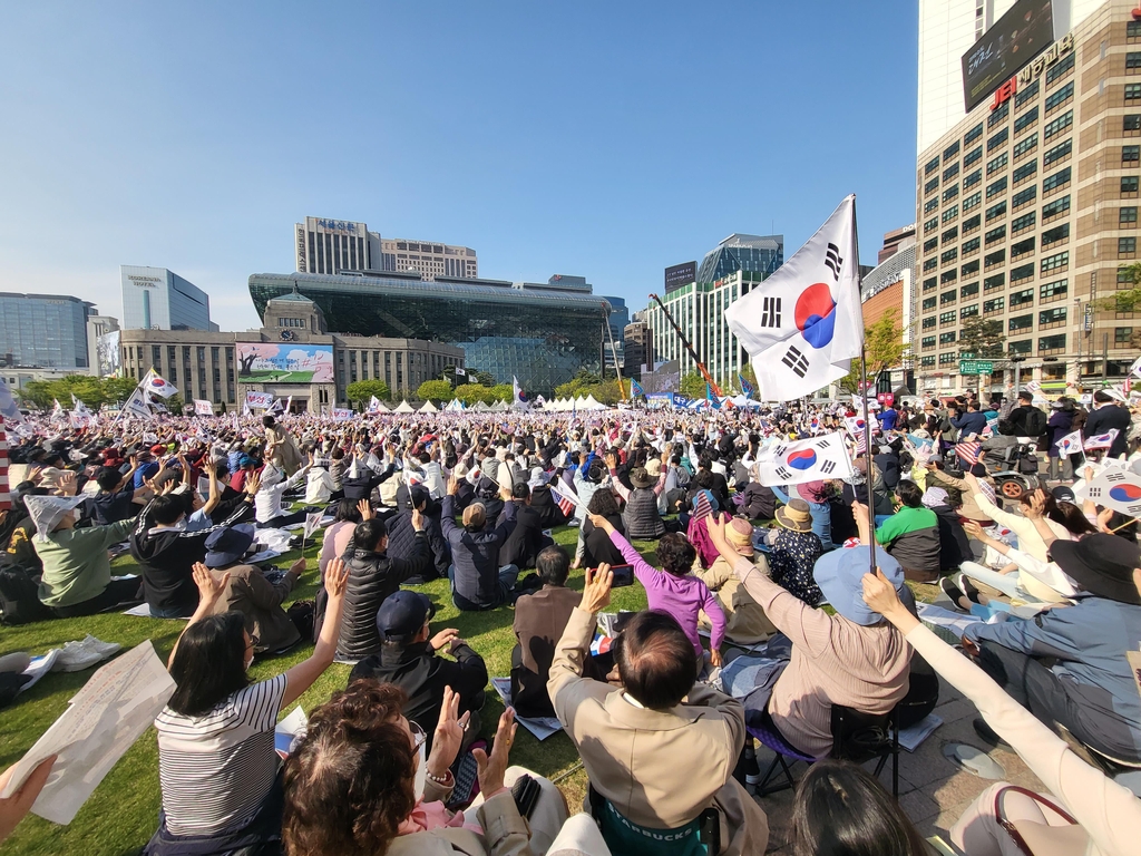 거리두기 끝…깊어가는 봄 도심·명산 나들이객 북적(종합)