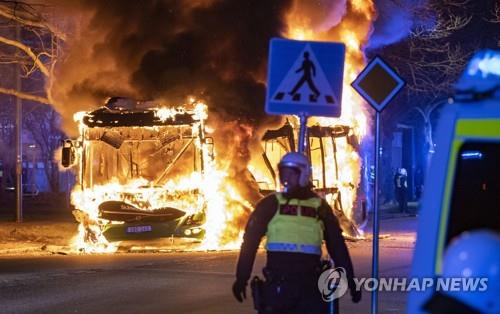 스웨덴서 극우정당 '쿠란 소각식'…종교갈등 속 부활절에 폭동