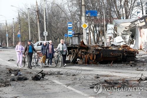 [우크라 침공] "러, 마리우폴 관리 시작…주민에 이동허가증"