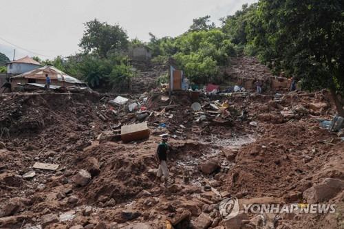 [월드&포토] 처참한 홍수 피해 속 재기 몸부림하는 남아공