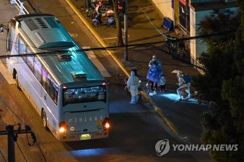 [상하이는 지금] 새벽 현관문 연 공안…자연 치유 94세 노인 격리소行