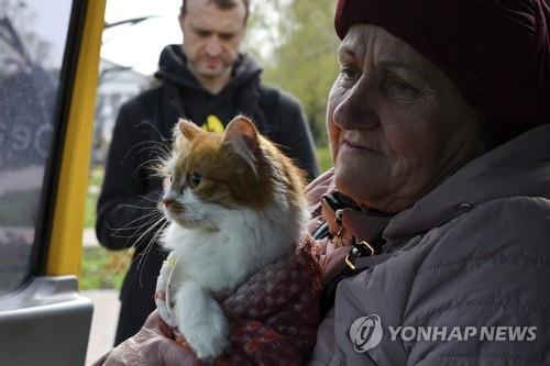 [우크라 침공] "3번째 겪는 전쟁인데도 두렵네요"…뒷전 밀리는 노인 피해자