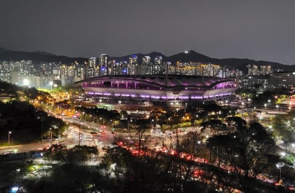 서울월드컵경기장, 한달간 보랏빛으로 물든다…야간 조명 점등