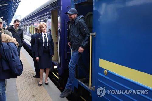 [우크라 침공] 키이우 방문한 EU 상임의장…"역사는 전쟁범죄 잊지 않아"(종합)