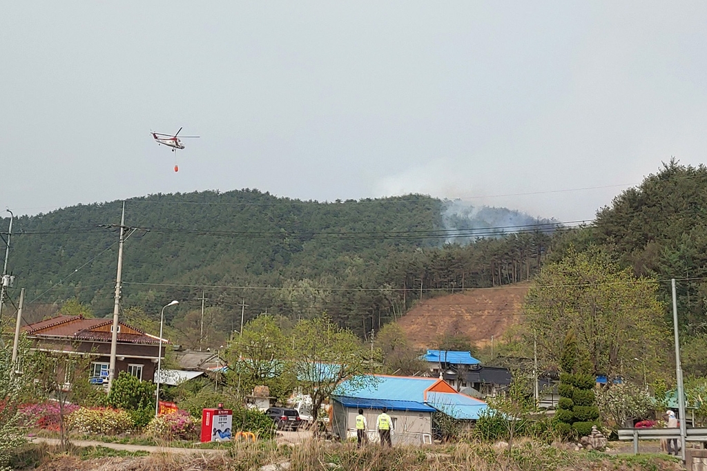 [속보] 건조·강풍특보 속 양양서 산불…당국 '산불 1단계' 발령