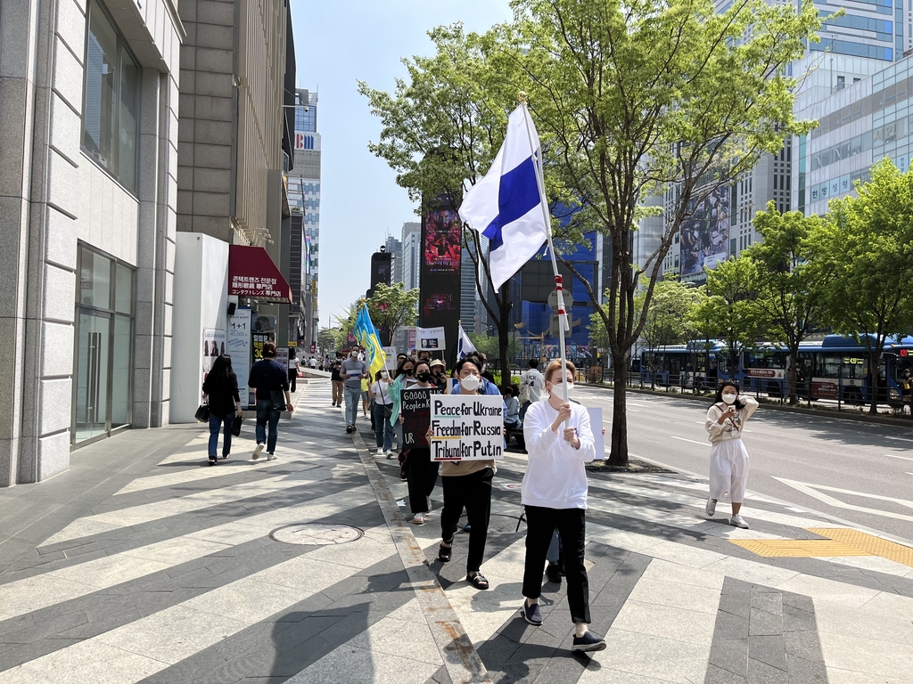 "우크라이나에 평화를"…휴일 서울 도심 곳곳서 반전 행진