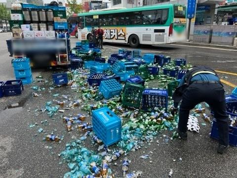 수원역 로터리 달리던 주류 트럭서 소주·맥주 2천병 '우르르'