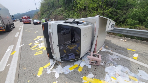 부울고속도로서 화물차 추돌사고…60대 운전자 숨져