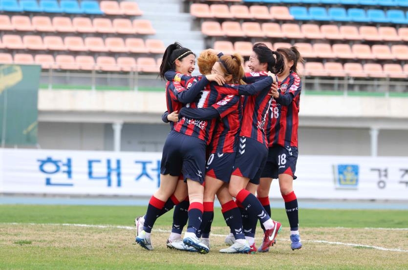 WK리그 최초 '유료 관중' 받은 수원FC, 창녕 꺾고 2연승