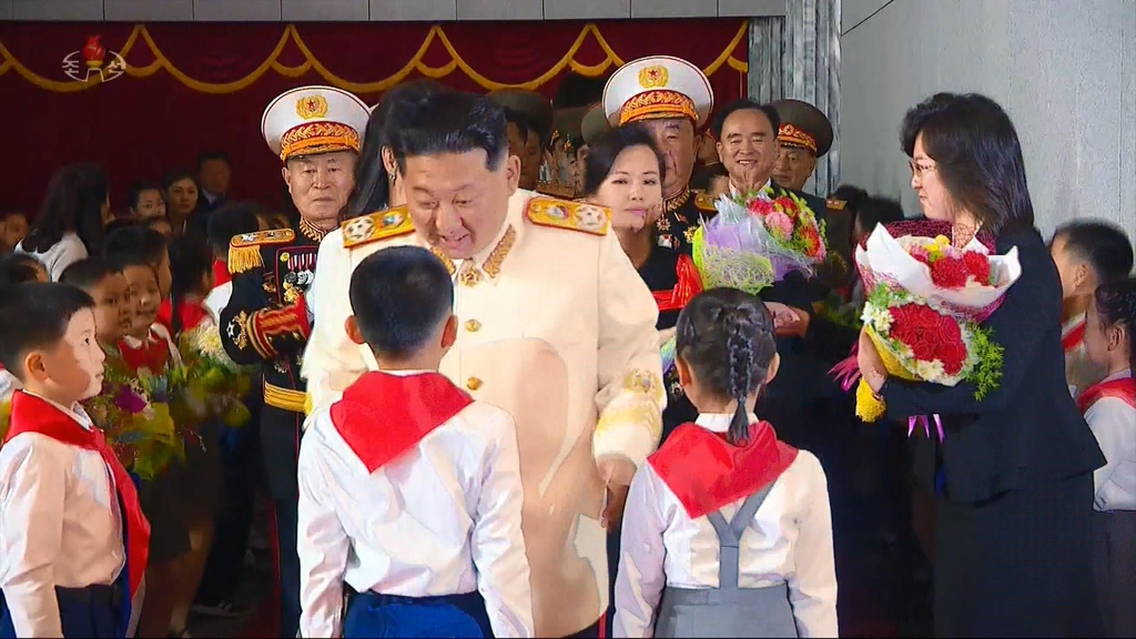 야간 스카이다이빙에 불꽃놀이 부교…더 색달라진 北심야열병식(종합)
