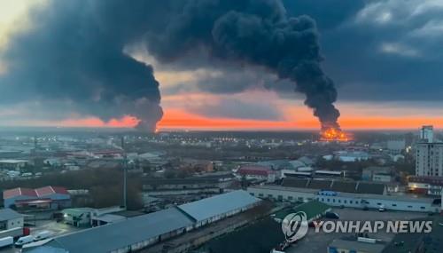 [우크라 침공] 우크라, 러시아 유류·탄약고 폭발은 '업보'