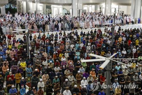 말레이시아 '일상회복' 박차…마스크 의무는 실내만