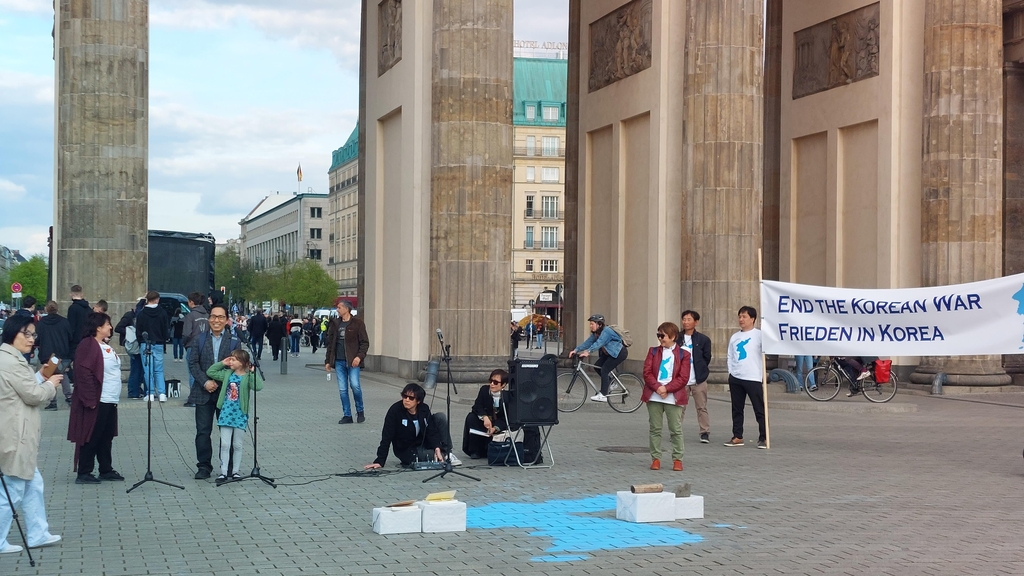 [우크라 침공] 우크라 피난민 모녀 베를린서 "한반도 평화 응원"