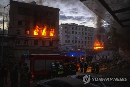 [우크라 침공] "키이우 공격은 푸틴이 유엔에 '가운뎃손가락' 든 것"