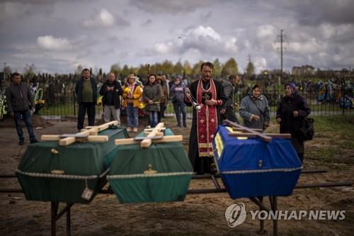 [우크라 침공] 경찰 "부차 근처서 손 묶인 시신 3구 추가 발견"