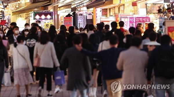 사실상 '마지막 거리두기'…"유행안정시 실내마스크 외 전면해제 검토"