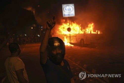 에너지난 덮친 스리랑카…반정부 시위에 국가비상사태