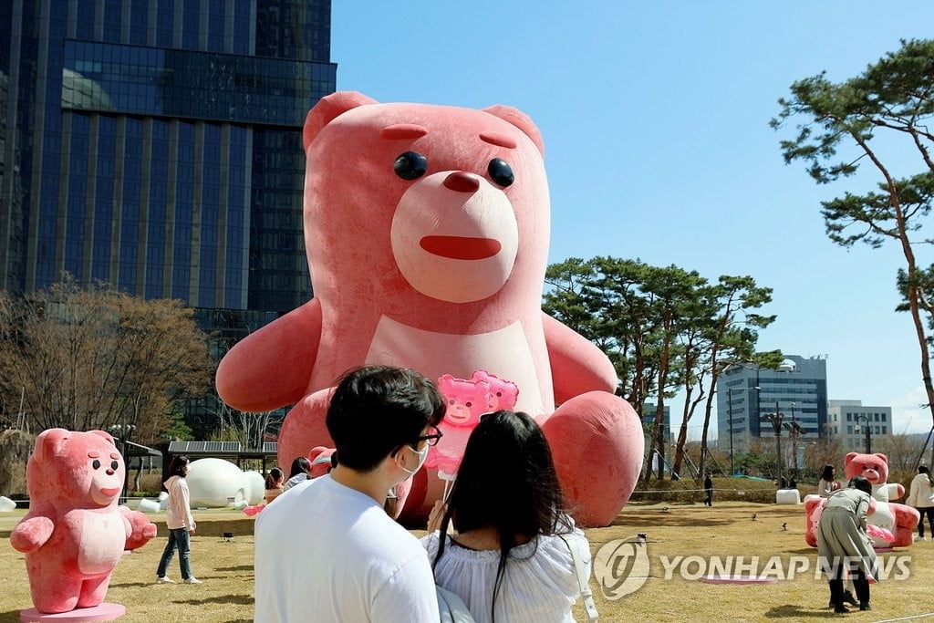 15m 초대형 '벨리곰' 떴다…인파만 50만명