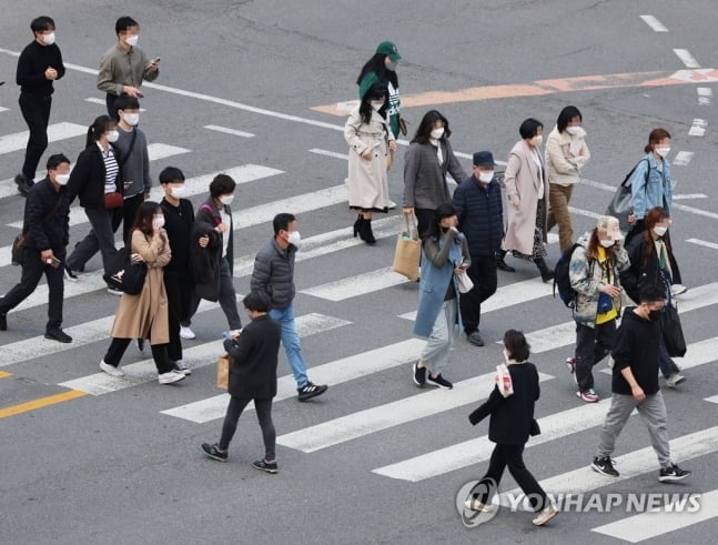 2주 후 '야외 노마스크' 괜찮나…전문가들 "문제없다"